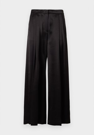 Melnas platās bikses, izgatavotas no gludas satīna auduma. Iezīmējas ar plecu priekšpusi un augstu jostu ar elegantu apdari. Redzamas kabatas nav.