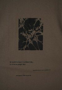 Brązowa tkanina bawełniana z czarnym abstrakcyjnym wzorem i napisem "Niezależne Myślenie" oraz "rozwiązany problem" w nowoczesnej czcionce.