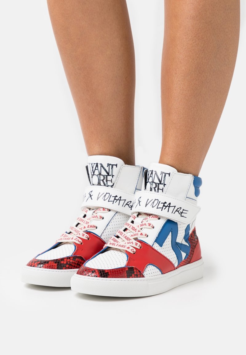 Vysoké sneakersy s kombinací červené, modré a bílé syntetické materiály, s texturovaným hadím vzorem a potištěnými tkaničkami.