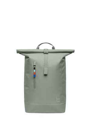 Zaino grigio con chiusura a rotolo, tasca frontale con cerniera verticale e cursore multicolore, con logo "GOT BAG" in basso a destra.