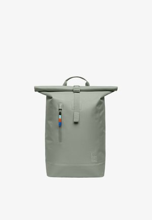 Grauer Rucksack mit Rollverschluss, vordere Tasche mit vertikalem Reißverschluss und mehrfarbigem Reißverschlussanhänger, mit "GOT BAG"-Logo unten rechts.