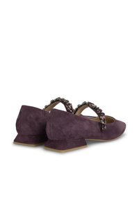 Paarse suède Mary Jane schoenen met een lage blokhak, voorzien van een decoratieve band versierd met gekleurde stenen. Glad oppervlak, ronde neus.