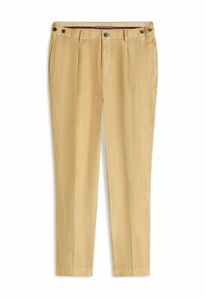 Pantaloni beige su misura con pieghe, chiusura con bottone, passanti per cintura, tasche laterali e dettagli con bottoni in vita.