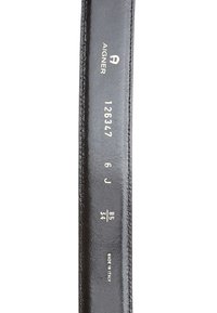 Ceinture en cuir noir avec un logo en relief et des détails numériques. Présente une texture brillante et des accents dorés. Fabriquée en Italie.