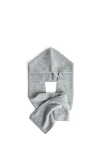 Grå uld tørklæde med et unikt indpakningsdesign. Har en trekantet hætte og en åben center, hvilket skaber en sikker og hyggelig pasform. Blød tekstur.