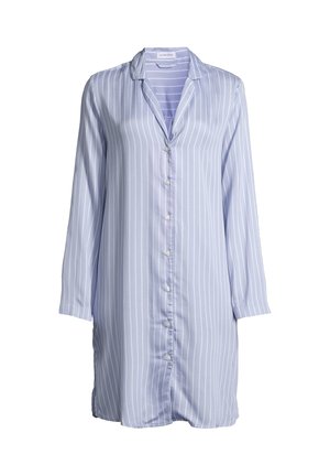 Lichtblauwe blousejurk met lange mouwen, knoopsluiting, witte verticale strepen en een kraag, afgebeeld op een witte achtergrond.