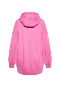 Túlméretezett rózsaszín kapucnis pulóver, puha tapintással, ejtett vállakkal és kapucnival. Ribbed ujjak és alján, minimalista design díszítések nélkül.