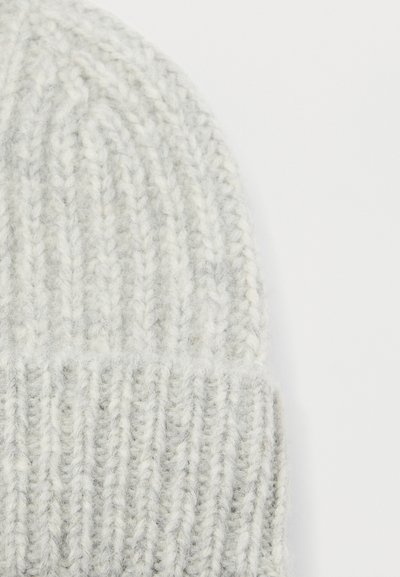 Beanie a maglia grigio chiaro con texture a coste, caratterizzato da un risvolto e fibre morbide simili alla lana.