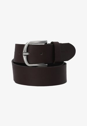 Bruine leren riem met een zilveren metalen gesp. Heeft een gladde textuur en een afgeronde, taps toelopende uiteinde. Merkennaam "Venezia" is in het leer gedrukt.