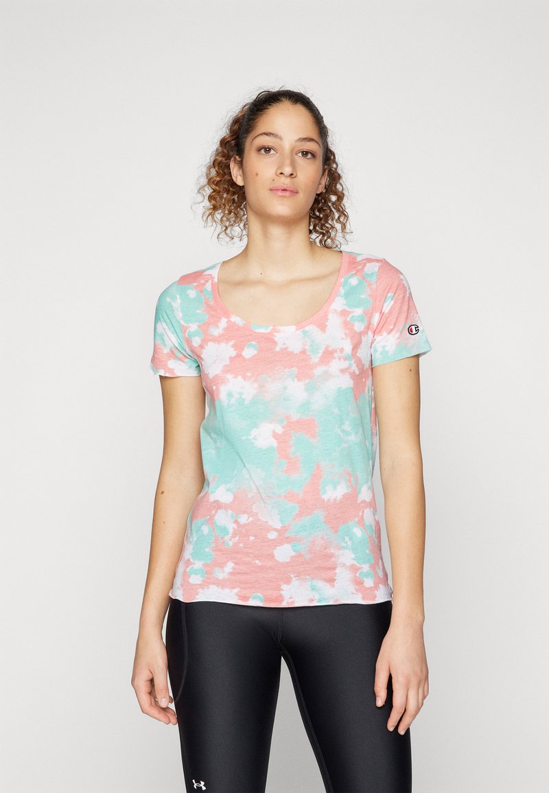 Camiseta de manga corta en patrón de bodega con colores rosa, turquesa y blanco. Presenta un escote redondeado y un logo en la manga.