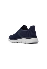 Zapatilla deportiva de slip-on en color navy con parte superior de malla transpirable, panel lateral texturizado y suela de goma blanca con ranuras para mayor agarre.