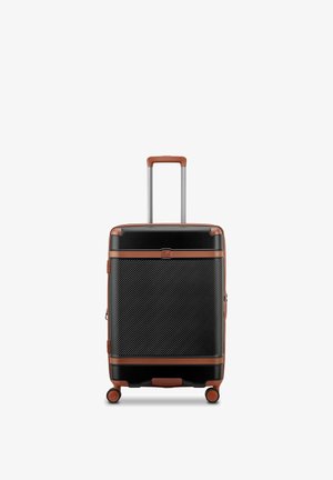 Schwarzer Hartschalenkoffer mit braunen Lederbesätzen, vier Spinner-Rollen und ausgezogenem ausziehbarem Griff.