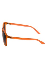 Ochelari de soare din plastic portocalie cu lentile dreptunghiulare, finisaj mat și accente metalice la balamale. Design ușor și modern.