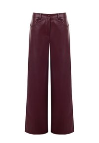 Pantaloni a gamba larga borgogna realizzati in morbido ecopelle, con chiusura a bottone, due tasche frontali e orli diritti.