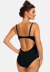 Czarny jednoczęściowy kostium kąpielowy z regulowanymi ramiączkami, niskim dekoltem z tyłu oraz gładką, elegancką fakturą z minimalnymi akcentami metalowymi.