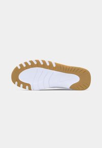 Hvid sneakersål med en tekstureret gummioverflade. Bemærkelsesværdigt tan trækmønster langs siderne. Logo præget på siden.
