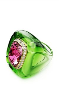 Groene harsring met een grote roze ovale steen omringd door heldere accenten, met gladde, afgeronde randen en een glanzende afwerking.