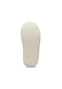 Crème-kleurige rubberen zool met een gestructureerd oppervlak, voorzien van een herhaald logo-patroon en een lichte kromming bij de teen en de hak.