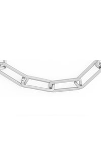 Collana in argento con maglie rettangolari allungate interconnesse. Texture liscia con una finitura metallica uniforme.