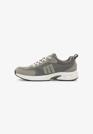 Zapatillas deportivas grises con parte superior de malla transpirable, detalles de ante, cordones blancos y una suela acolchada con una suela texturizada para mayor agarre.