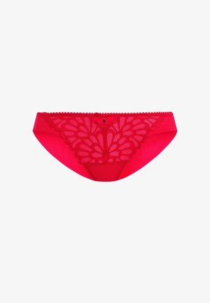 Bragas rojas de encaje con un patrón floral, panel frontal transparente, parte trasera sólida, bordes festoneados y un lazo central decorativo.