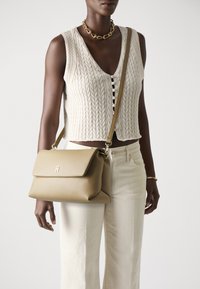Tommy Hilfiger MODERN SHOULDER BAG - Sac bandoulière - safari canvas
