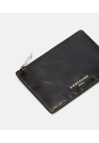 Czarny skórzany portfel na karty o fakturowanym wykończeniu, z srebrnym suwakiem i kontrastującym przeszyciem, z wytłoczonym logo na przedniej stronie.