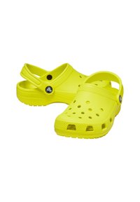 Sabots Crocs jaunes en matériau léger, dotés de trous de ventilation, d'une sangle à l'arrière et d'une semelle texturée pour une meilleure adhérence.