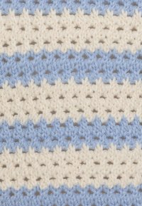 Gebreide stof met afwisselende horizontale strepen van lichtblauwe en gebroken witte draad in een gestructureerd openwerkpatroon.