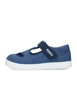 Scarpa Mary Jane per bambini in tela blu con suola bianca, cinturino in Velcro etichettato "PRIMIGI" e aperture sulla punta.