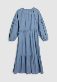 Vaaleansininen, chambray-mekko pitkähihaisilla puffihihnoilla, pyöreällä kauluksella, istuvalla vartalolla ja kerroksellisella röyhelöhelmalla. Silkkinen rakenne ja rento muotoilu.