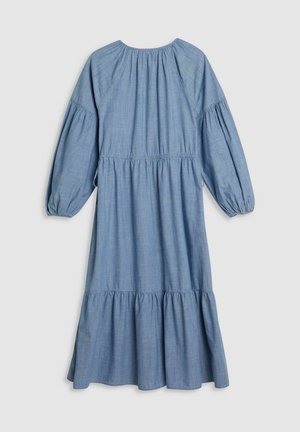 Robe en chambray bleu clair avec de longues manches bouffantes, un col rond, un corsage ajusté et un ourlet à volants superposés. Texture lisse et design décontracté.