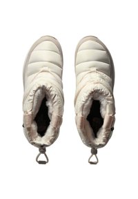 Białe ocieplane zimowe buty z gładką powierzchnią, puszystą podszewką, pętlami do ściągania przy kołnierzu oraz teksturowaną podeszwą zapewniającą przyczepność.