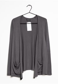 Cardigan grigio a maniche lunghe con apertura frontale, con tasche, in tessuto morbido e vestibilità rilassata. Include un etichetta sul colletto.