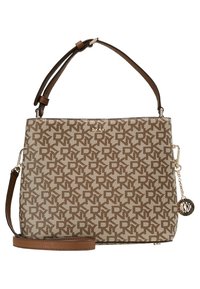 Sac à main DKNY marron et beige avec motif répétitif du logo, bandoulière réglable, et breloque métallique ronde sur une chaîne attachée sur le côté.