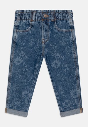 Jean bleu pour tout-petit avec taille élastique, fermeture par bouton, poches avant, revers retroussés et motif floral subtil.