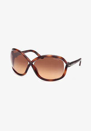Ochelari de soare tortoise cu lentile maro cu gradient, formă supradimensionată și browline în două tonuri. Prezintă brațe subțiri și curbate. Logo-ul mărcii este vizibil.