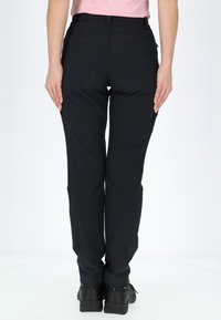 Schwarze, eng anliegende Hosen aus dehnbarem Stoff mit einer glatten Oberfläche und vorderen Taschen. Saubere Linien ohne sichtbare Muster oder Markenlogos.