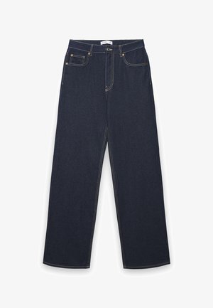 Pantaloni in denim blu scuro a gamba larga con vita alta, dotati di cinque tasche, dettagli in ottone e cuciture contrastanti gialle su tutta la superficie.
