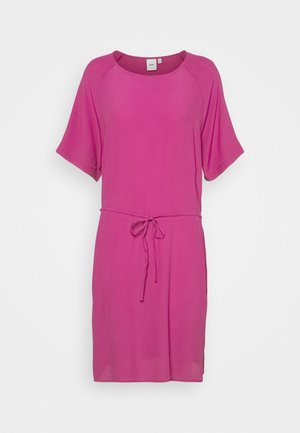 Vestido rosa hasta la rodilla con mangas cortas, escote redondo y cinturón de tela en la cintura, mostrado sobre un fondo claro y sencillo.