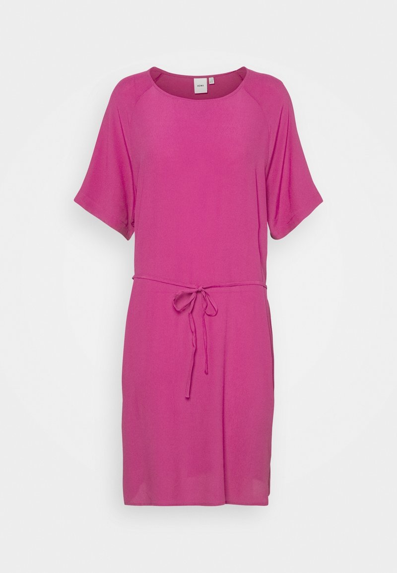 Robe rose mi-longue à manches courtes, col rond et ceinture nouée à la taille, présentée sur un fond clair uni.