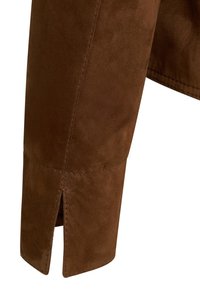 Bruin suede jacket mouw met een split manchette ontwerp, subtiele glans en nette stiksels langs de zoom.