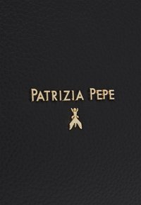 Svart teksturert lær bakgrunn med gull bokstaver "PATRIZIA PEPE" og en gull insektlogo under.