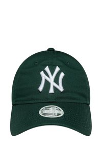 Grüne Baseballmütze mit gebogenem Schirm und weißem, gesticktem "NY"-Logo auf der Vorderseite. Mit einem Größenaufkleber auf dem Visier.
