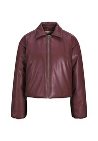 Przycięta bordowa skórzana kurtka z zamkiem z przodu, dużym kołnierzem, bufkami oraz gładką teksturą. Posiada kontrastowe przeszycia.
