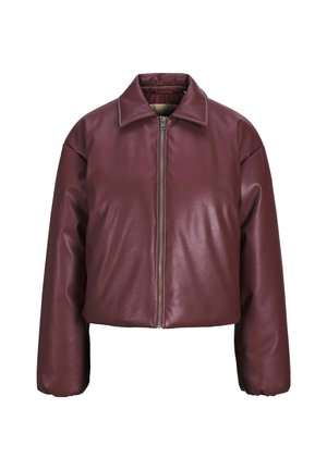 Zkrácená bordó kožená bunda s předním zipem, velkým límcem, nabranými rukávy a hladkým povrchem. Obsahuje kontrastní stehy.