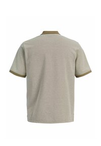 Polo à manches courtes en tissu gris clair. Présente un col contrastant vert olive et des bordures de manches avec une texture subtile.