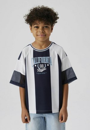 Marineblauwe en witte gestreepte short-sleeve jersey met mesh accenten, voorzien van de tekst "CALIFORNIA 86" in lichtblauw op de voorkant.