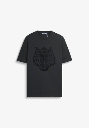 Crna majica kratkih rukava s teksturiranim apstraktnim dizajnom tigrove glave u središtu prednje strane.