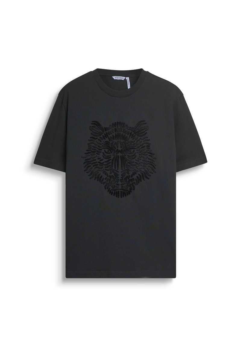 Camiseta negra de manga corta con un diseño abstracto texturizado de la cara de un tigre centrado en la parte delantera.